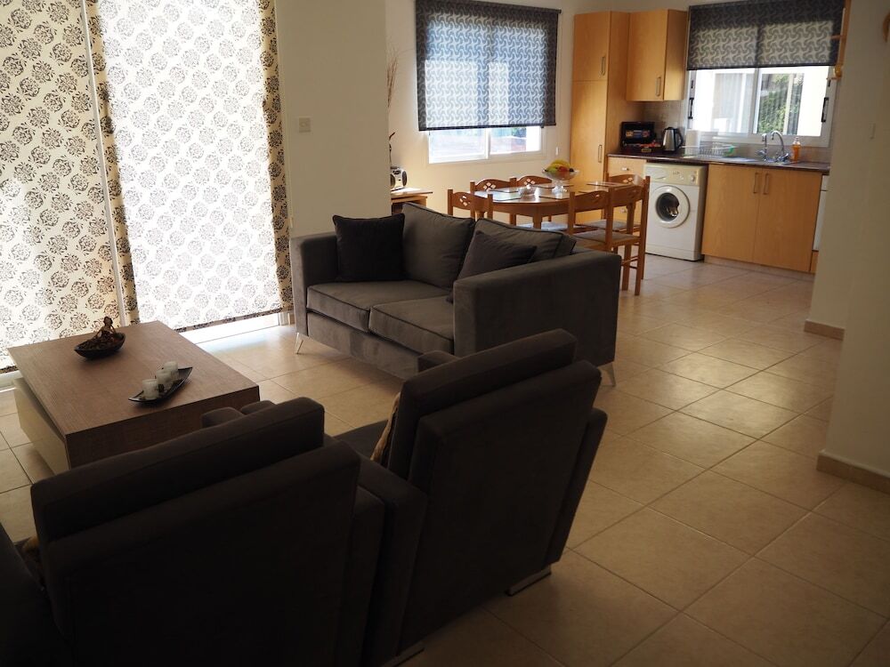 Пафос: Sirena Sunrise Prestige Apartments
