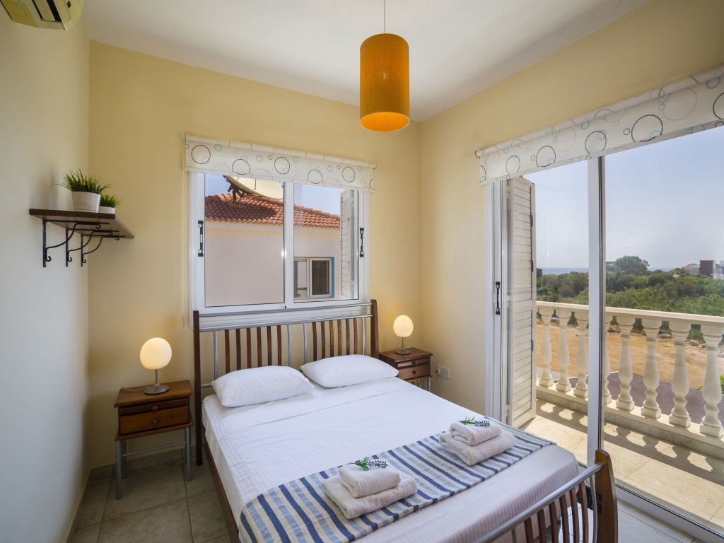 Паралимни: Protaras Villa Amber