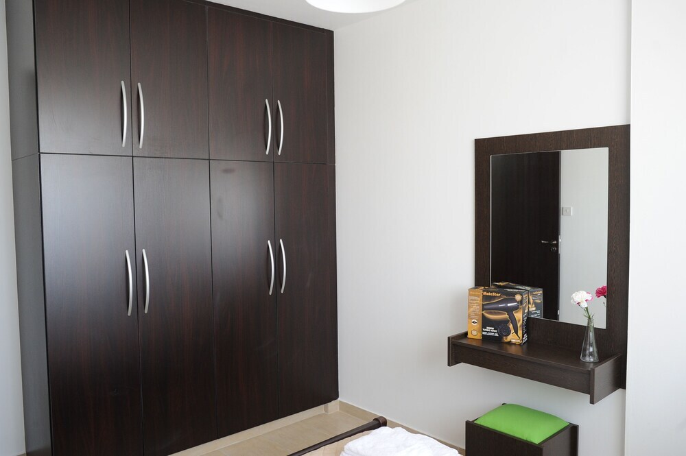 Кити: Kiti Deluxe Apartments