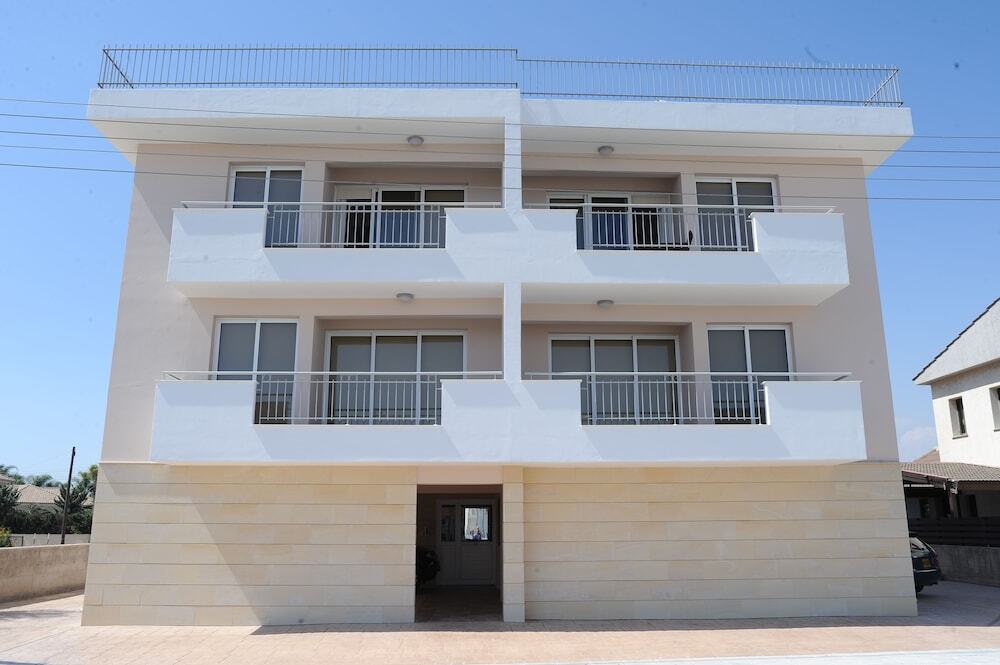 Кити: Kiti Deluxe Apartments