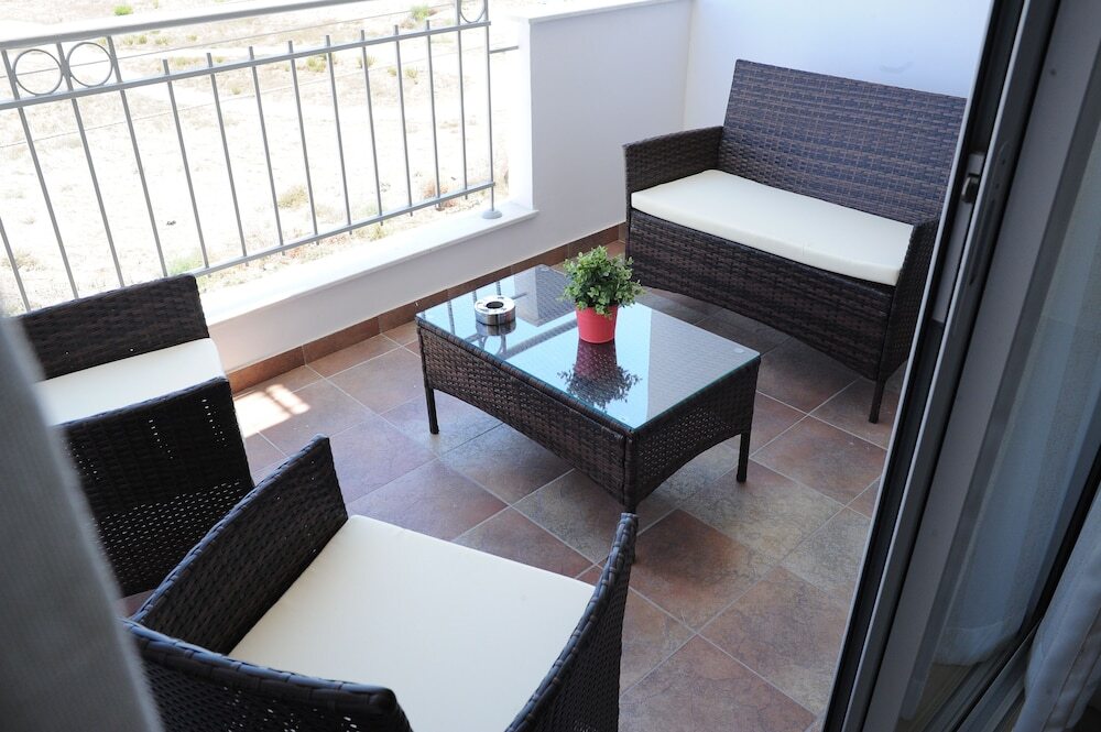 Кити: Kiti Deluxe Apartments