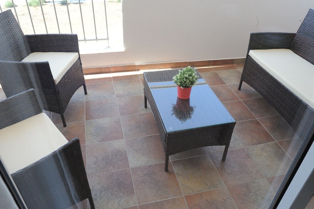 Кити: Kiti Deluxe Apartments