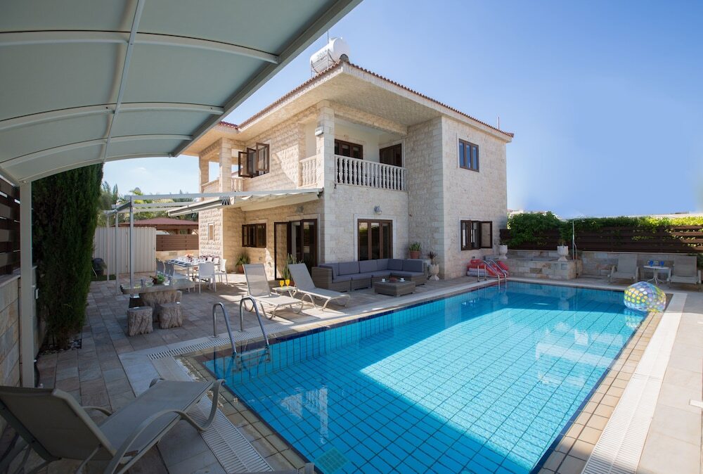 Паралимни: Villa Alicia
