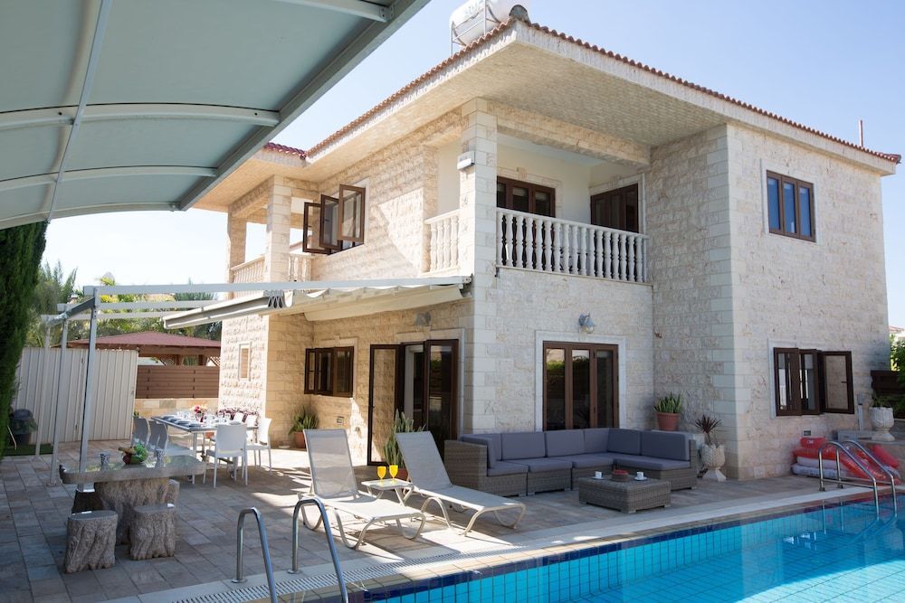 Паралимни: Villa Alicia