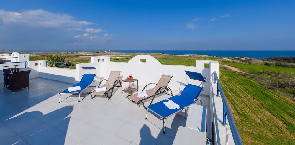 Паралимни: Villa Martina