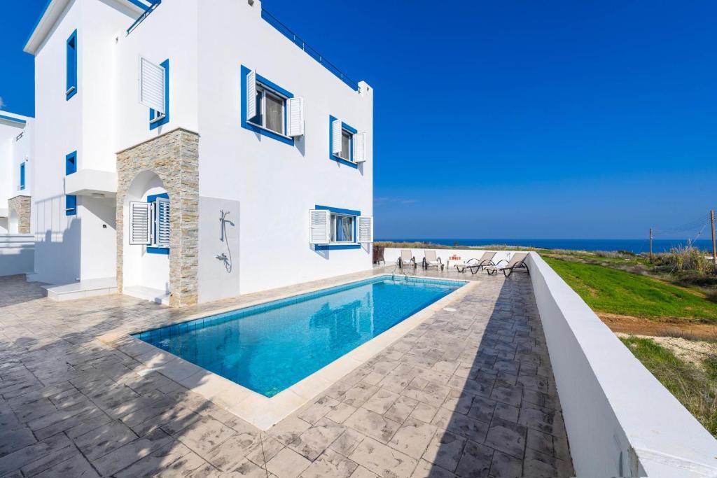 Паралимни: Villa Martina