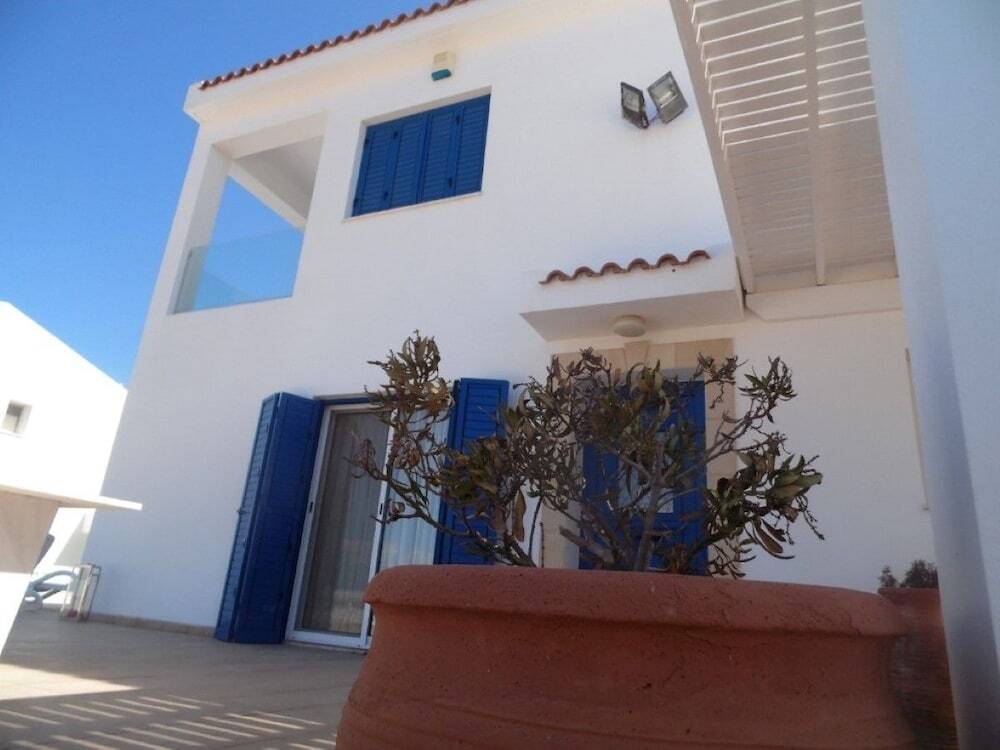 Паралимни: Villa Malamar