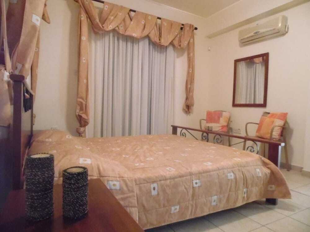 Паралимни: Villa Malamar