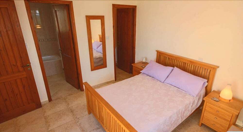 Пейя: Villa Camelot