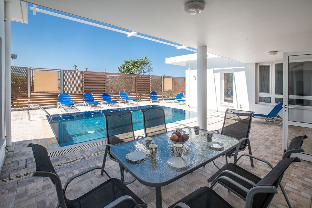 Айя-Напа: Celebrity Villa Jamie Laing