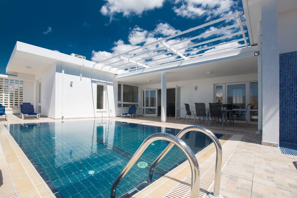 Айя-Напа: Celebrity Villa Jamie Laing