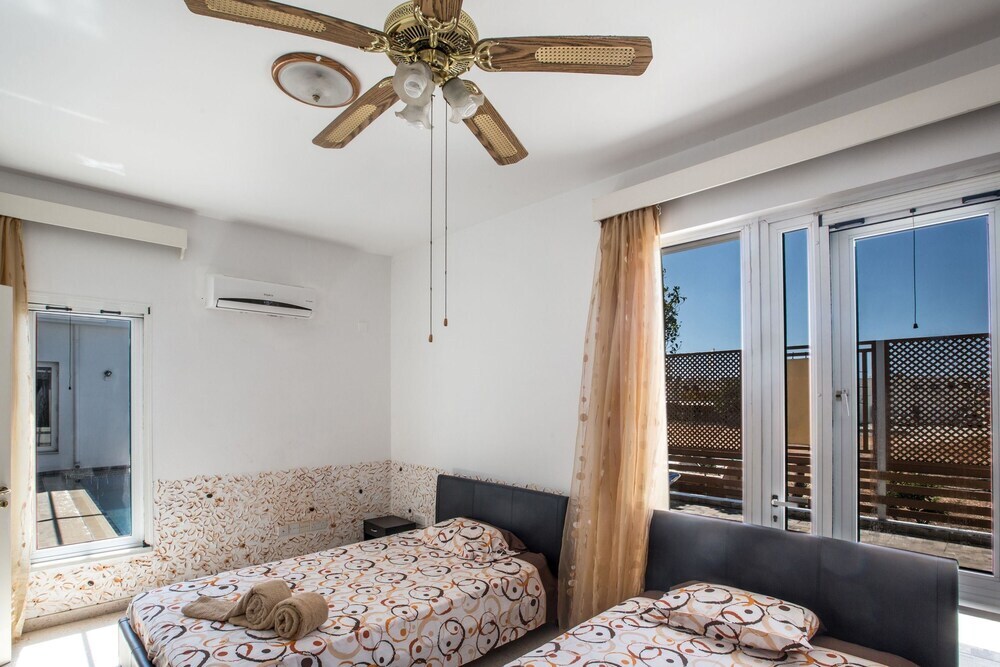 Айя-Напа: Celebrity Villa Jamie Laing
