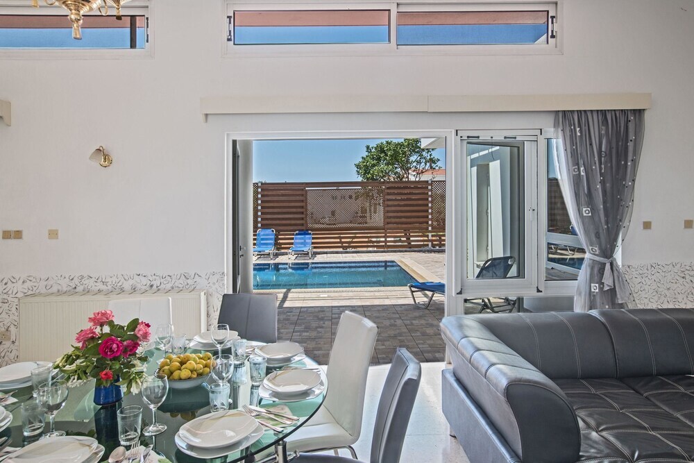 Айя-Напа: Celebrity Villa Jamie Laing