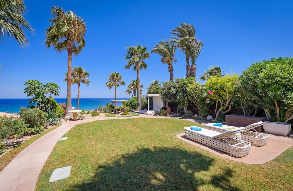 Паралимни: Lydias Beach House