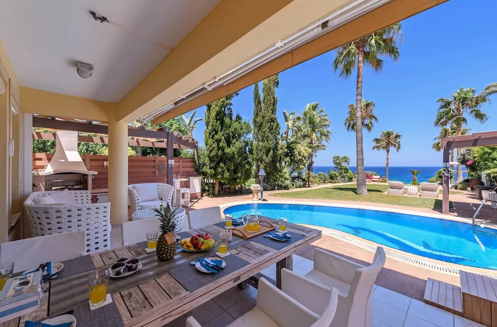 Паралимни: Lydias Beach House