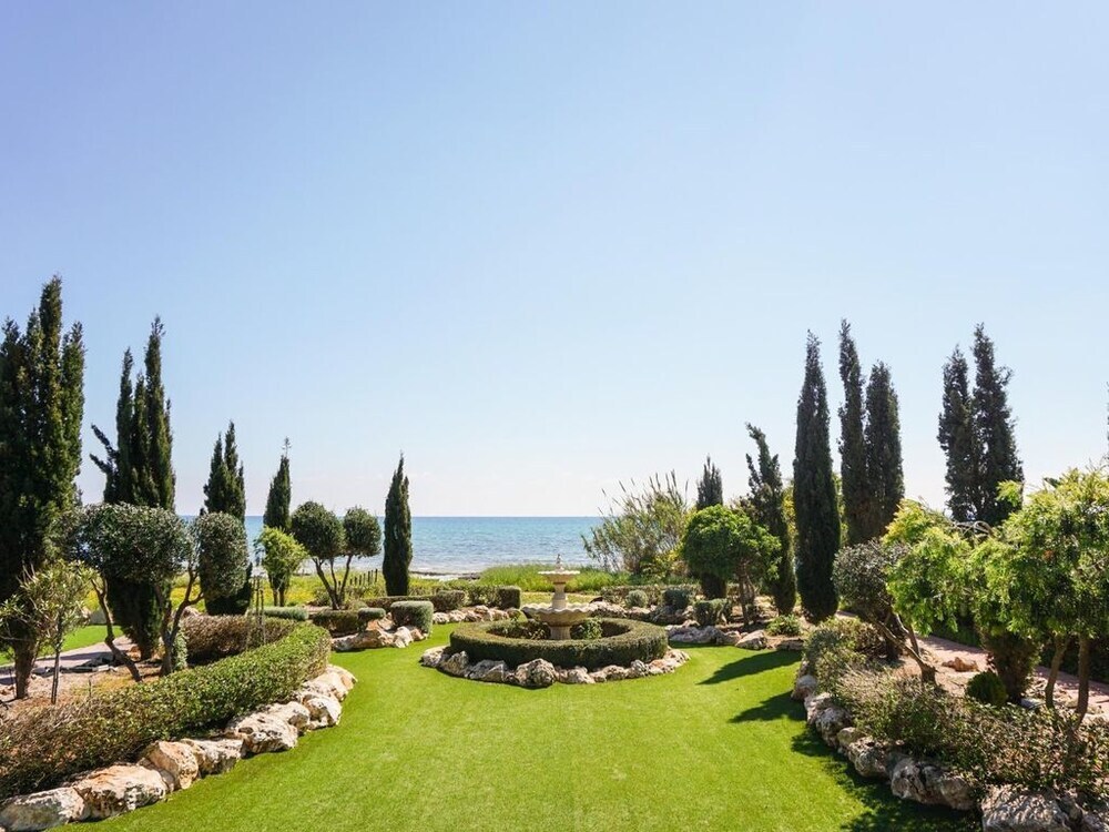 Айя-Напа: SeaFront Oceanus H3 by Ezoria Holiday Rentals