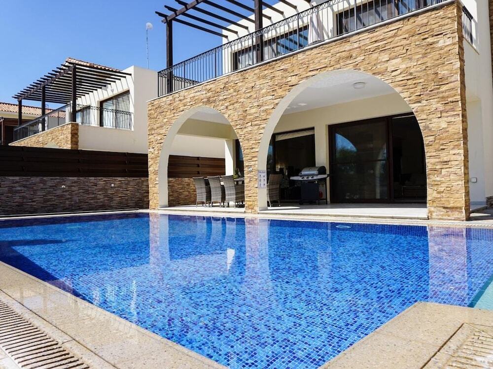 Айя-Напа: SeaFront Oceanus H3 by Ezoria Holiday Rentals