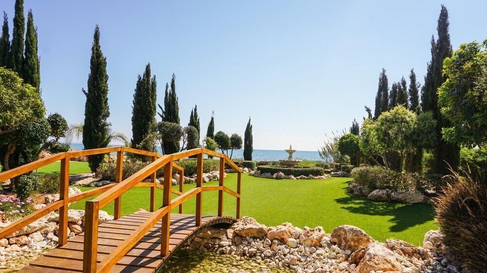 Айя-Напа: SeaFront Oceanus H3 by Ezoria Holiday Rentals