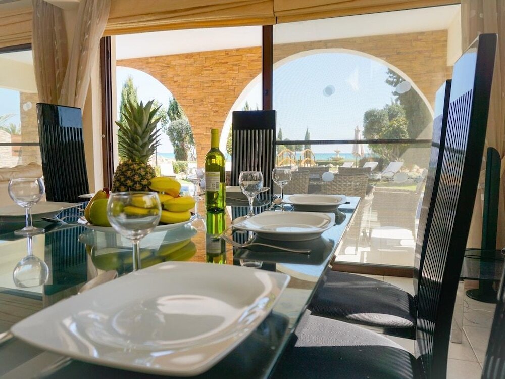Айя-Напа: SeaFront Oceanus H3 by Ezoria Holiday Rentals