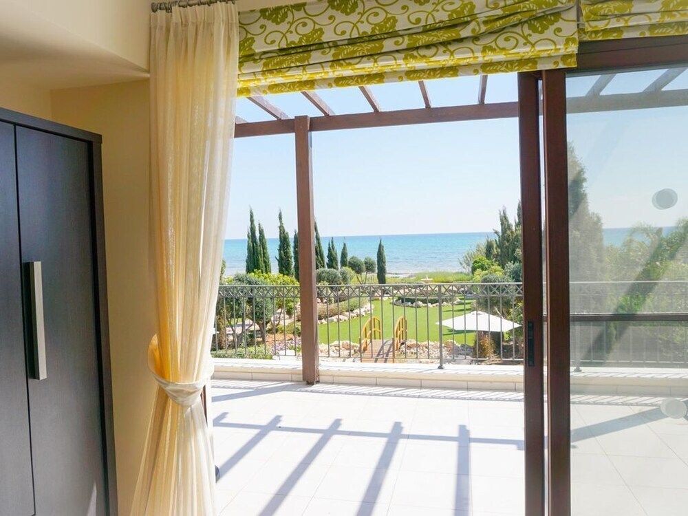 Айя-Напа: SeaFront Oceanus H3 by Ezoria Holiday Rentals