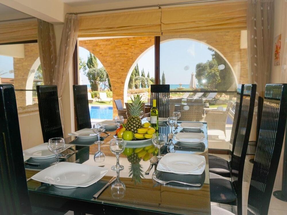 Айя-Напа: SeaFront Oceanus H3 by Ezoria Holiday Rentals