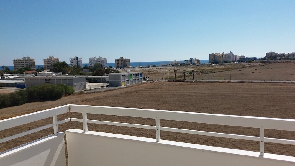 Ларнака: 401 Dhalia Court