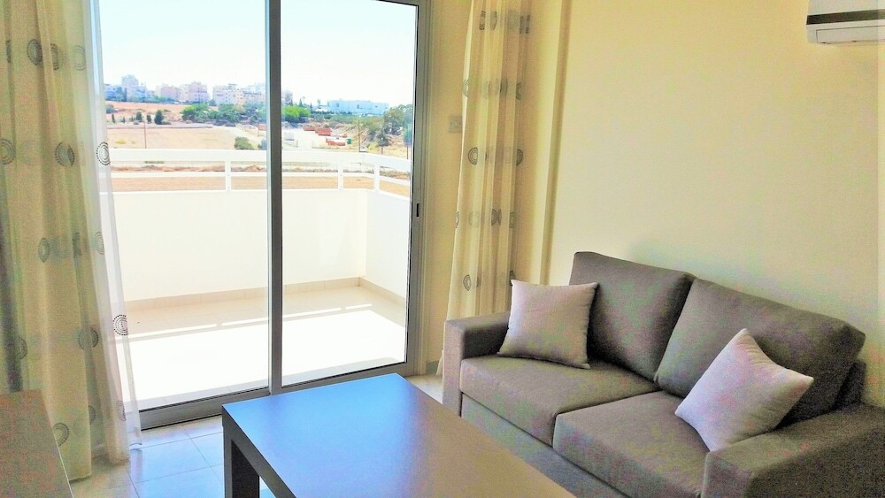 Ларнака: 401 Dhalia Court