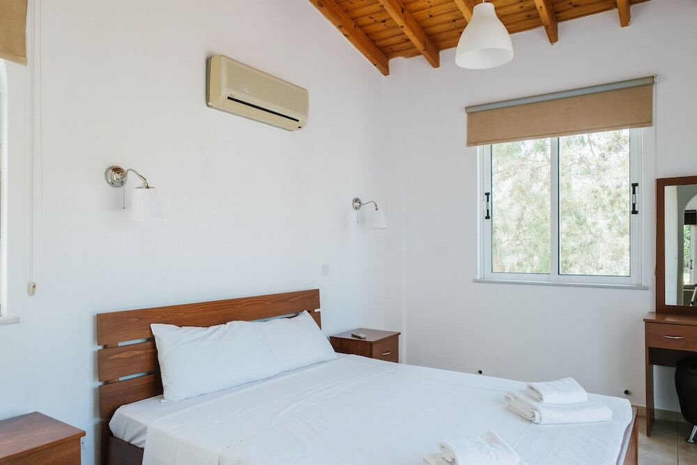 Нео Хорио: Cleopatra Villa