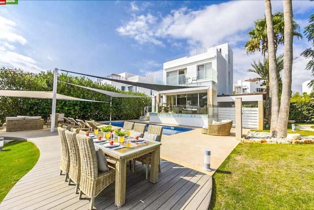 Нео Хорио: Cleopatra Villa