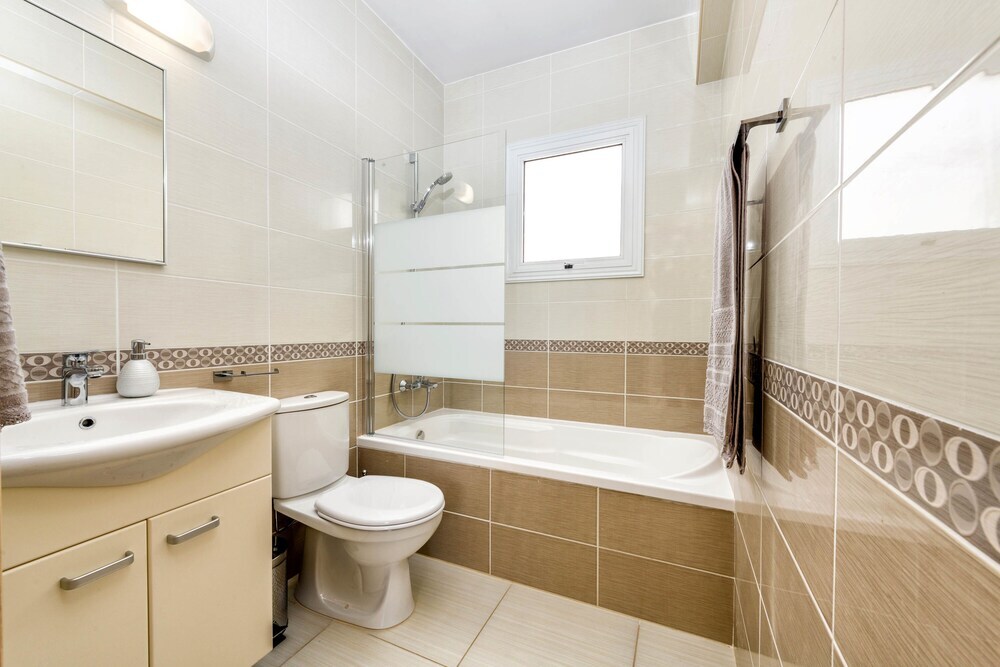 Айя-Напа: Nissini Villa 18