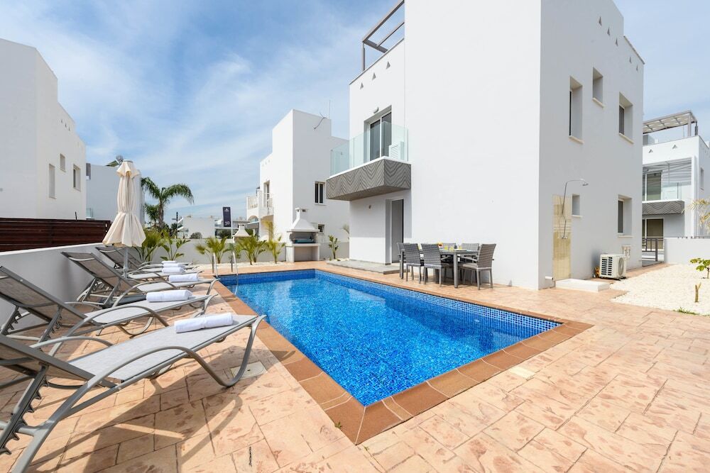 Айя-Напа: Nissini Villa 18