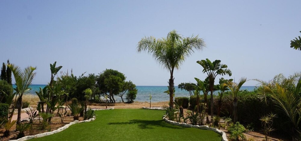 Айя-Напа: Sea Front Oceanus H2