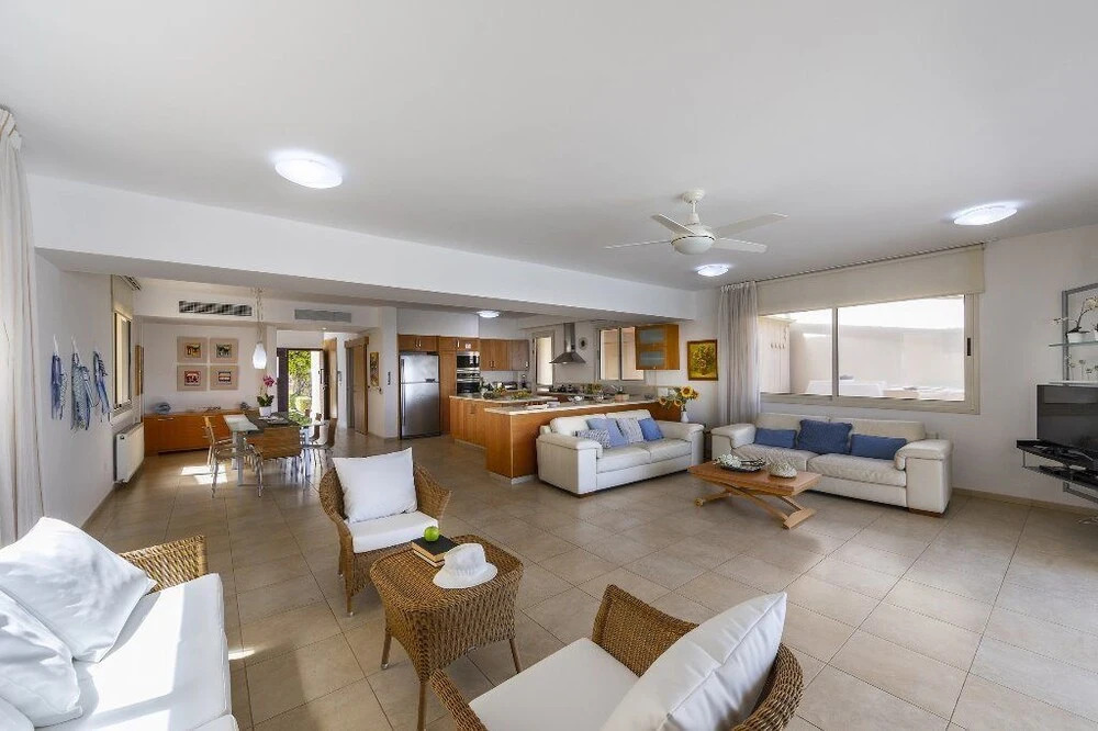 Паралимни: Protaras Beachfront Villa Pietra
