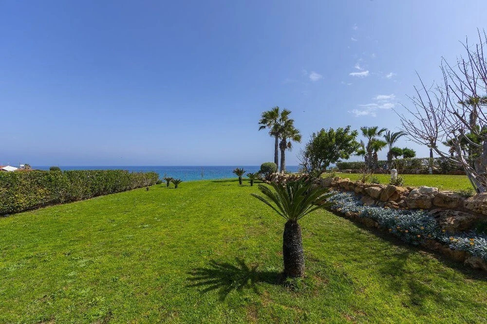 Паралимни: Protaras Beachfront Villa Pietra