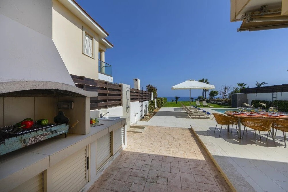 Паралимни: Protaras Beachfront Villa Pietra