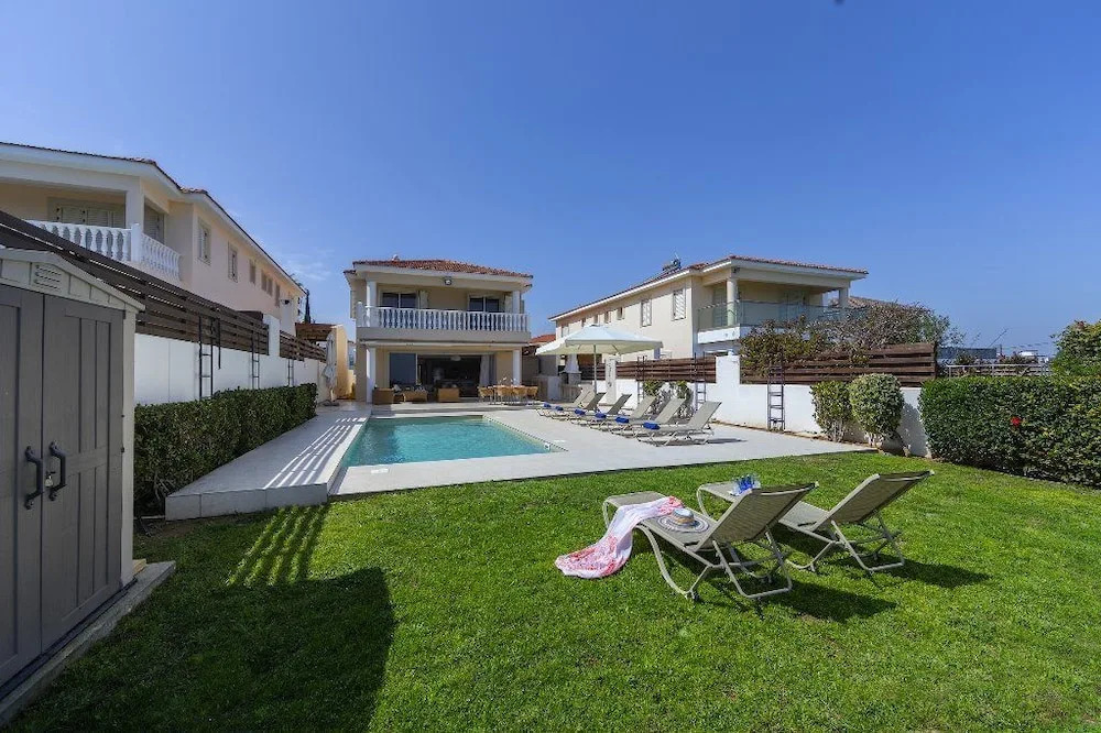 Паралимни: Protaras Beachfront Villa Pietra