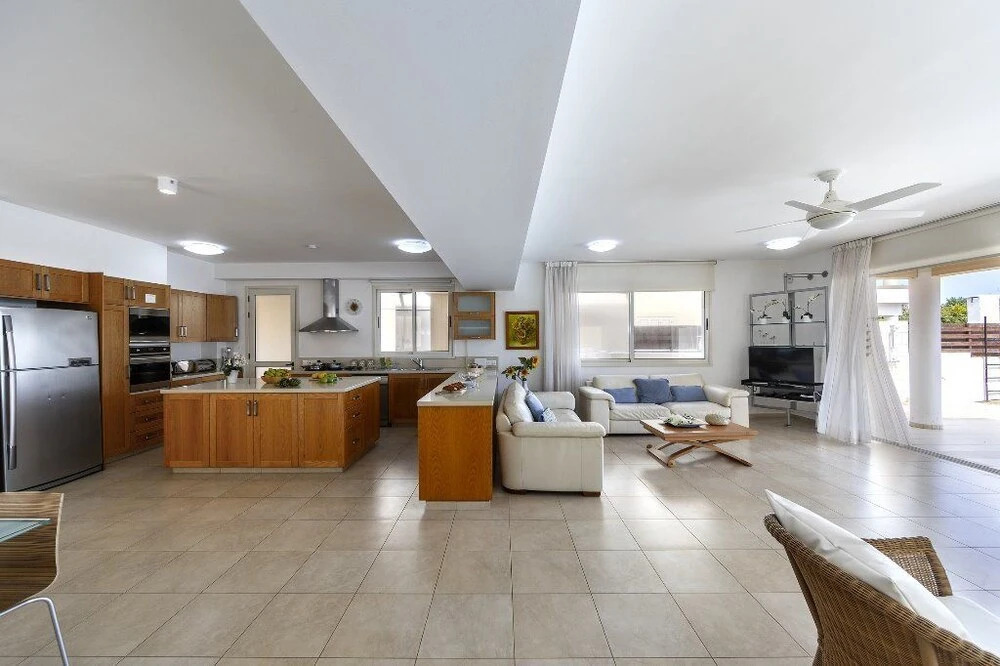 Паралимни: Protaras Beachfront Villa Pietra