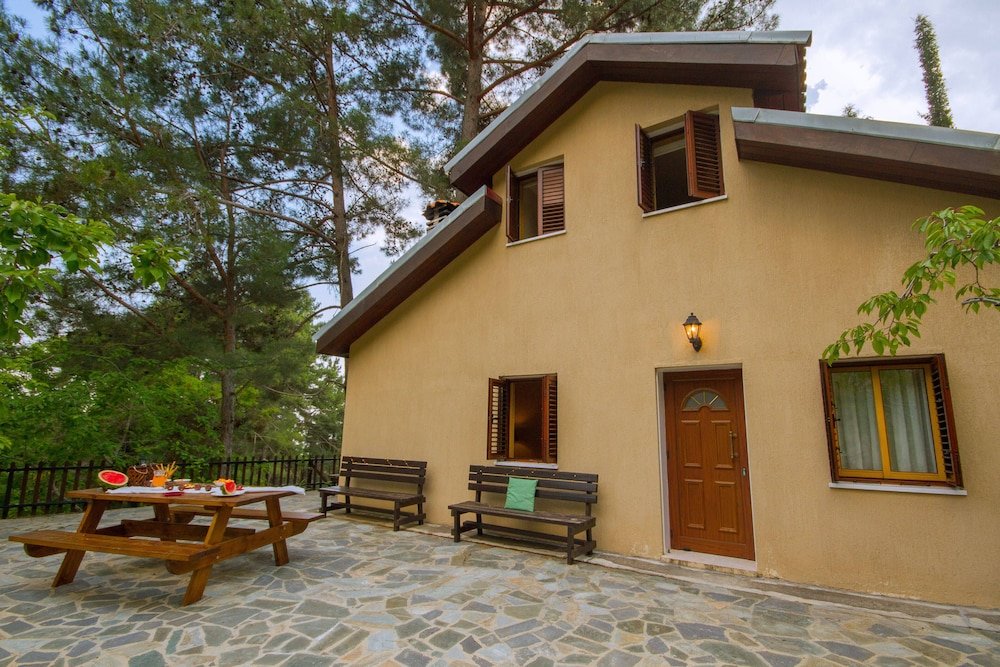 Платрес: Persephone Cottage - Enhance Your Senses