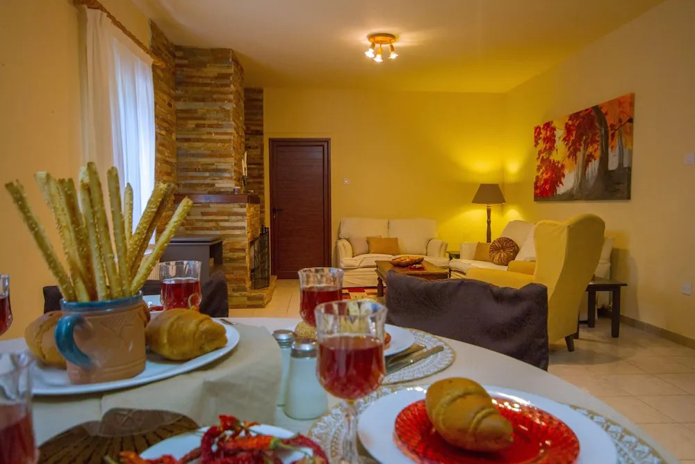 Платрес: Persephone Cottage - Enhance Your Senses