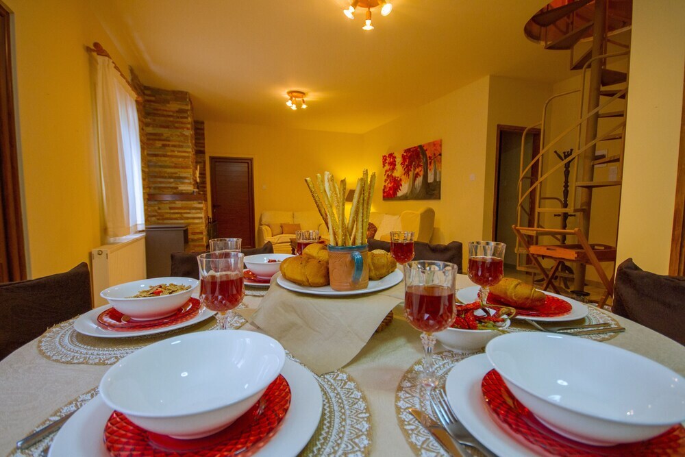 Платрес: Persephone Cottage - Enhance Your Senses