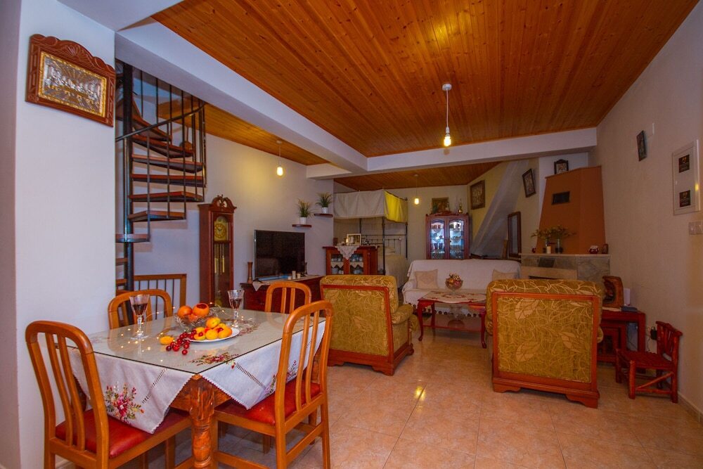 Какопетрия: Aethra Cottage