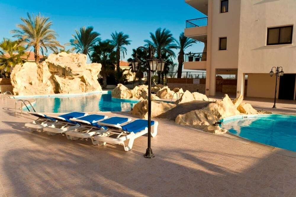 Ороклини: 2 bed Apartment Overlooking Pool - Oroklini