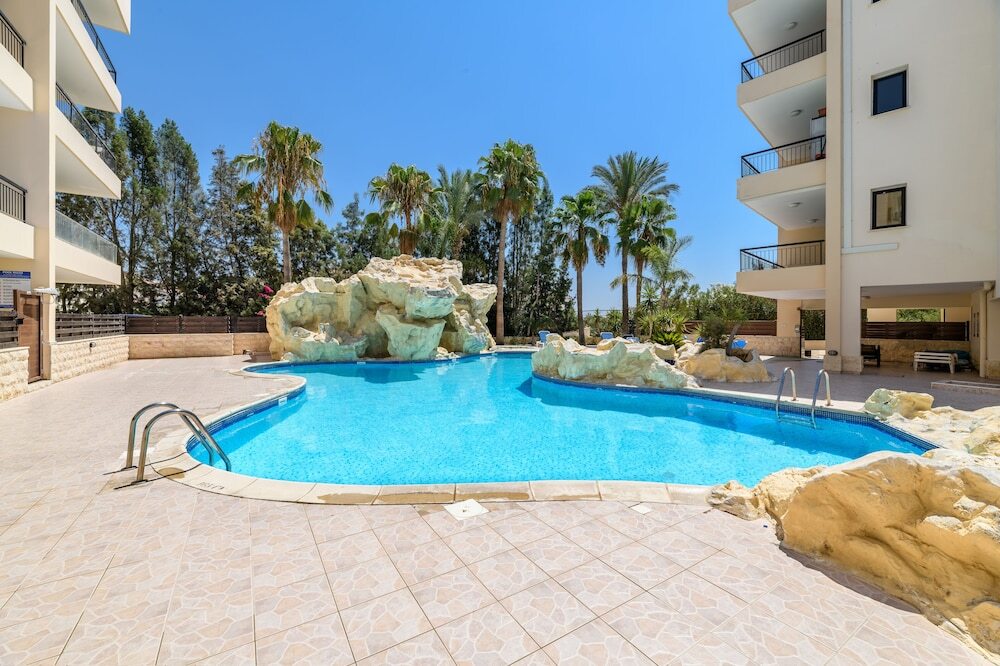 Ороклини: 2 bed Apartment Overlooking Pool - Oroklini