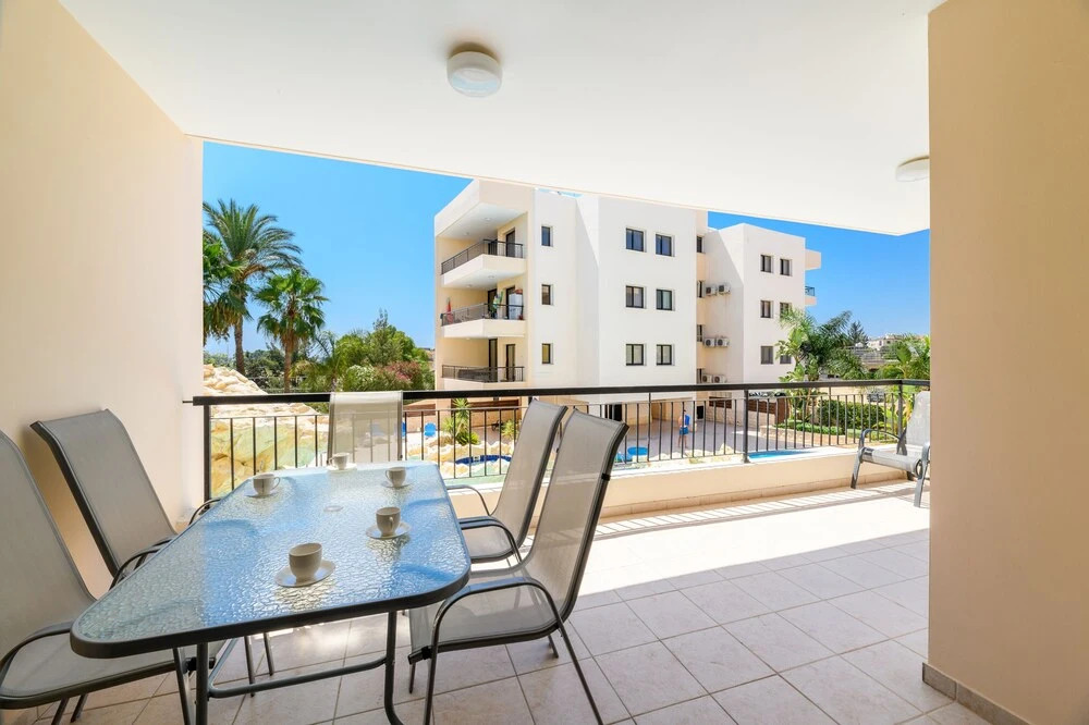 Ороклини: 2 bed Apartment Overlooking Pool - Oroklini