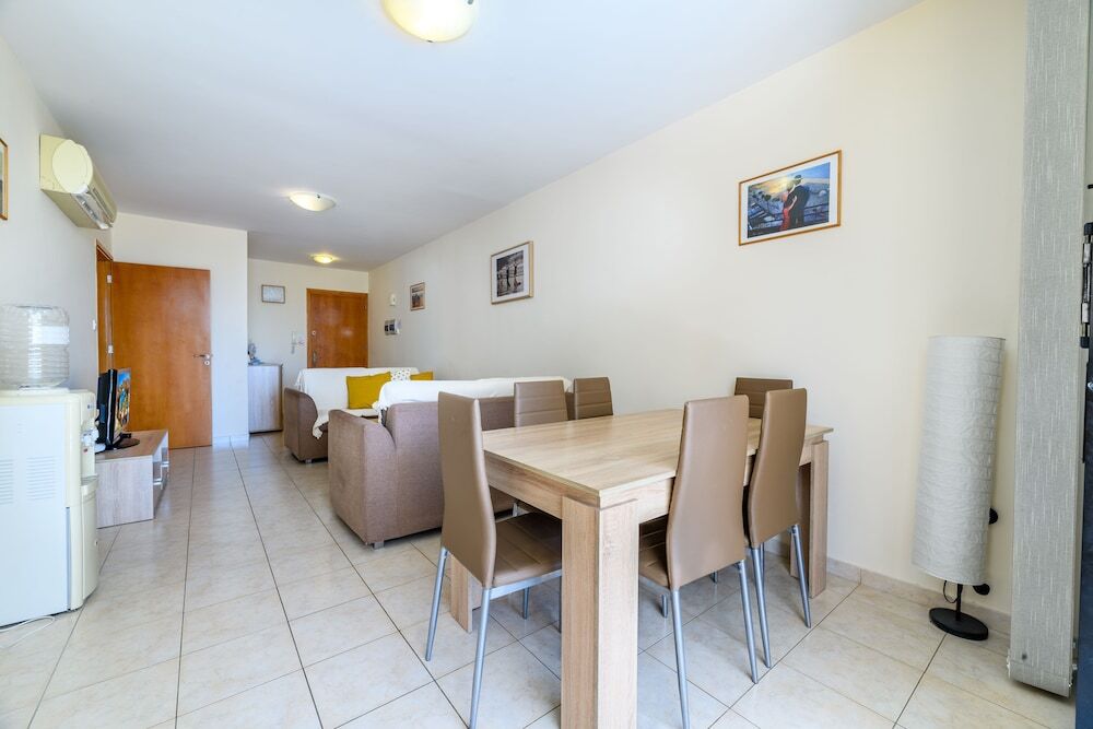 Ороклини: 2 bed Apartment Overlooking Pool - Oroklini