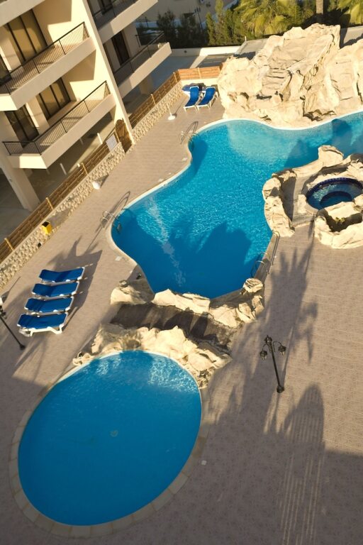 Ороклини: 2 bed Apartment Overlooking Pool - Oroklini