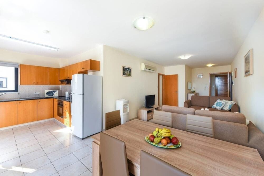 Ороклини: 2 bed Apartment Overlooking Pool - Oroklini