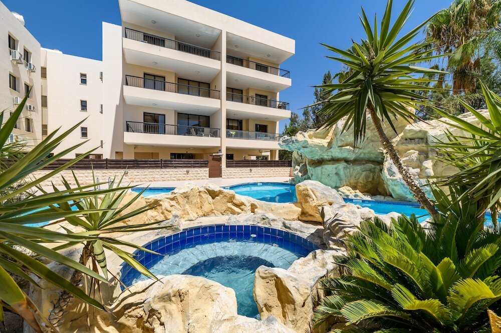 Ороклини: 2 bed Apartment Overlooking Pool - Oroklini
