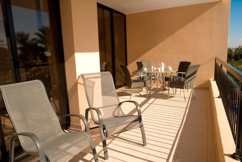 Ороклини: 2 bed Apartment Overlooking Pool - Oroklini