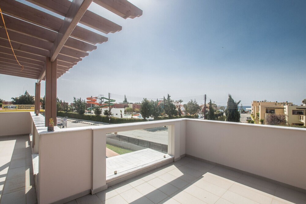 Айя-Напа: Celebrity Villa Scotty T I3